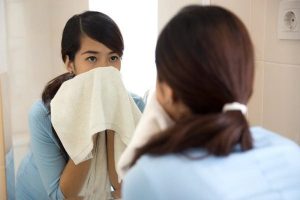 Tác hại tiềm ẩn khi dùng khăn mặt kém chất lượng